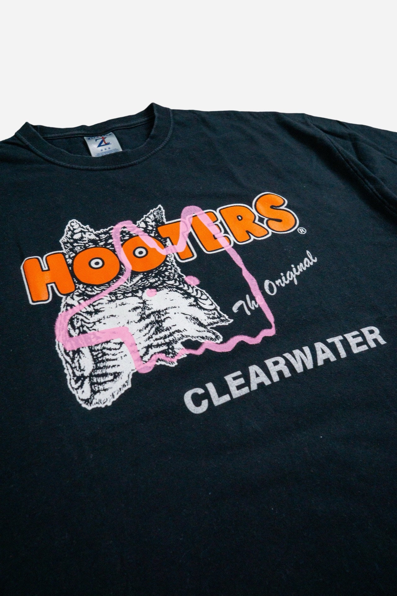 Vintage Jerzees T-Shirt 'Hooters' [2000s] Medium